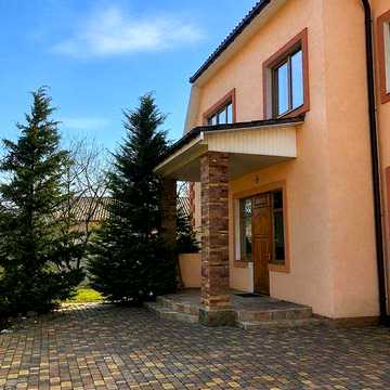 Сучасний котедж біля лісу.