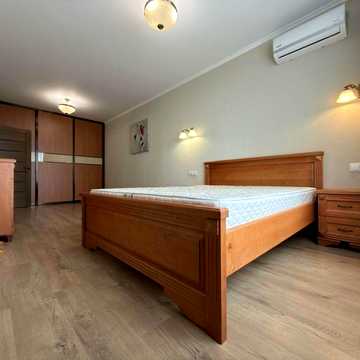 Глушкова 9в, біля Виставкового центру, 1 кімнатна 54м2, є генератор