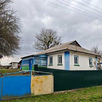 Продається будинок в центрі села
