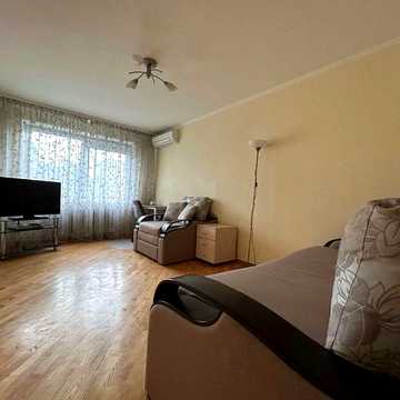 Без комісії. Продам 1-к на Пайтелемона Куліша , 17. Метро " Лівобережна "