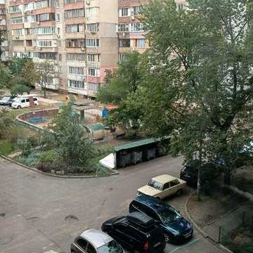 метро Харківська(5 хвилин )3 кімнатна квартира ( можна з тваринками , дітками)