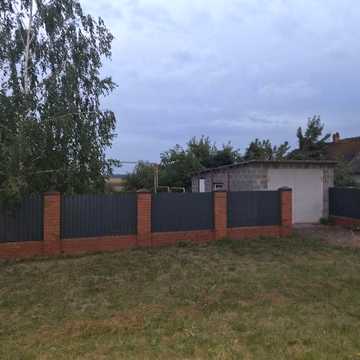 Продам будинок під ремонт. В селі Хащове. Е світло,газ,новый гараж та господарські будівлі
