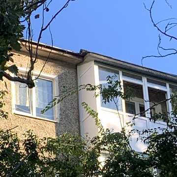 Продам теплу  2-кімнатну квартиру у зручному районі.
