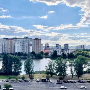 Продаж 2-кімнатної квартири з видом на озеро