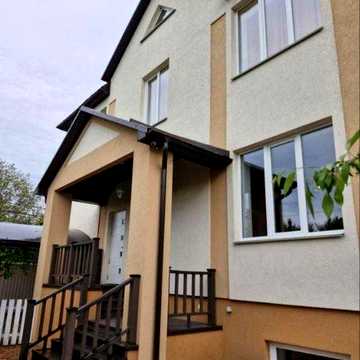 Здається будинок в центрі міста.