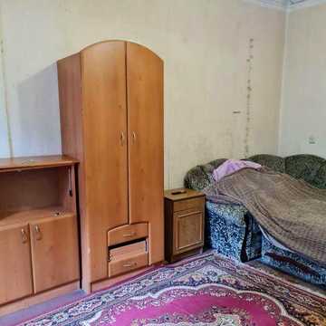 Продам 3 ком.в Центре с индивидуальным газовым отоплением и гаражом