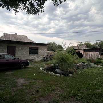 Продам будинок із земельною ділянкою та додатковим будинком