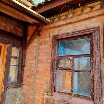 Продам земельну ділянку з хатою , до центру 10-15 хв.