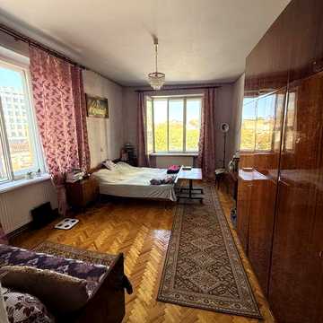Продам простору 2-кімнатну квартиру в центрі Івано-Франківська
