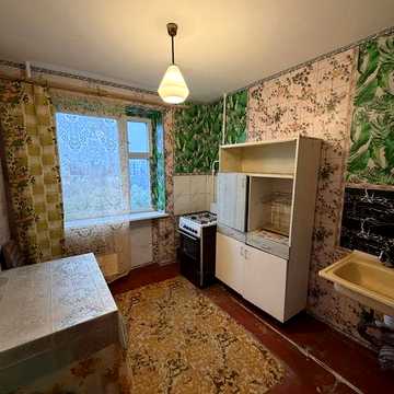 Продаж 2 кімнатної квартири район площа 700 річчя скромний жилий стан