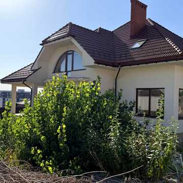 Продаж будинку з міськими комунікаціями та краєвидом