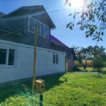 Будинок та земля в Карпатах, біля центру селища, газ
