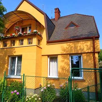 Частина напівособняка у центрі Ужгорода з власним гаражем та земельною ділянкою