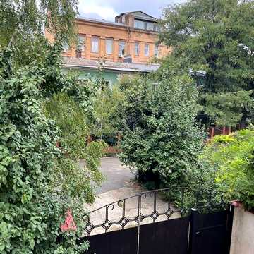 Сдам дом  4 к 150 с подвалом, генератор,в центре  города ,животных можно, кондиционеры!