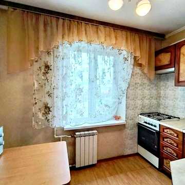 Галицька вул. 7-А, затишна однокімнатна в хорошому стані.
