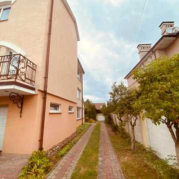Терміновий продаж приватної садиби з двох будинків у передмісті Львова