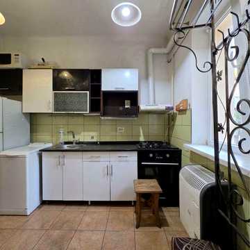 Продаж 1 кімнатної в ЦЕНТРІ МІСТА З ГАРАЖЕМ, в ДОБРОМУ СТАНІ в дуже тихому дворику, вул. КИЇВСЬКА, всі комунікації, з меблями і технікою, є відеоогляд