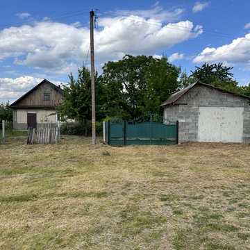 Продається будинок с Новоселиця Хмельницька обл. Шепетівський р-н  є великий садок, огород, гараж, літня кухня, сарай, проведений  газ, світло.