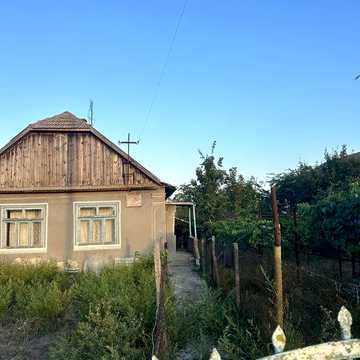 Земельна ділянка Двадцять одна сотка землі з будинком на березі лиману біля моря