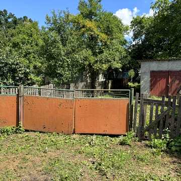Продається будинок с. Варварівка Хмельницька обл Шепетівський р-н, є 2 великих садки, огород, погріб, 3 сараї, гараж, криниця з водою, хлівчик .