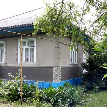 Будинок з гаражем та ділянкою