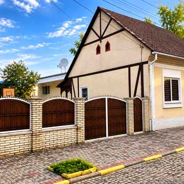 Продається просторий будинок в центрі міста