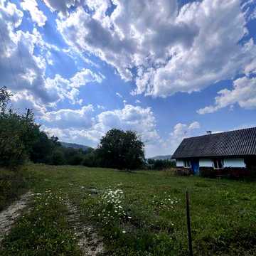 Будинок та земельна ділянка в Карпатах, краєвид на гори , повз ділянки пролягає туристичний маршрут.