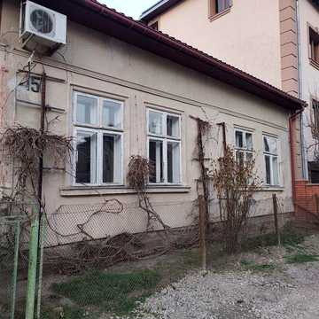 Оренда будиночка поруч центра по вул. Карпінця