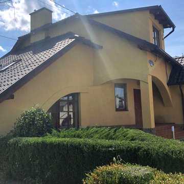 Продаж будинку з басейном садом