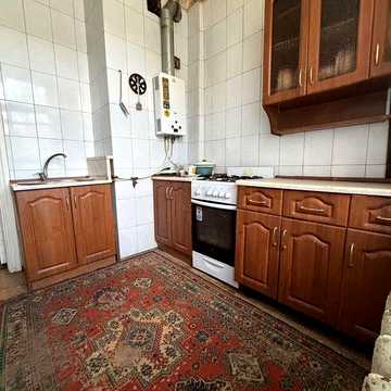 Продаж 3к кв сталінки в затишному дворі