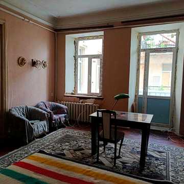 Продам 4-х комнатную квартиру в центре