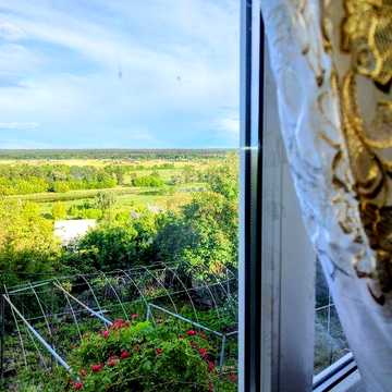 Продам пол дома возле Змиевских круч со всеми удобствами.
