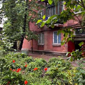3-кімнатна на Адміральському: 2 поверх, цегляний будинок