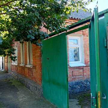 Будинок ( половина будинку з окремим двором)