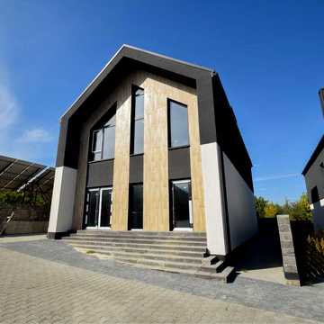 Продається 2х поверховий будинок у С. Смиківці