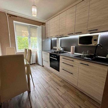 Сдам 2 комнатную квартиру на Солнечном ж/м с газом , 3 этаж