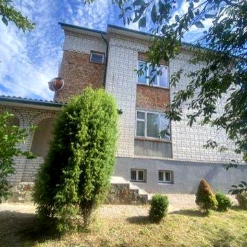 Продам 2 поверховий цегляний будинок