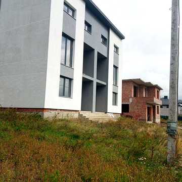 Будинок на дві сім'ї .200 квадратних метрів кожна половина.