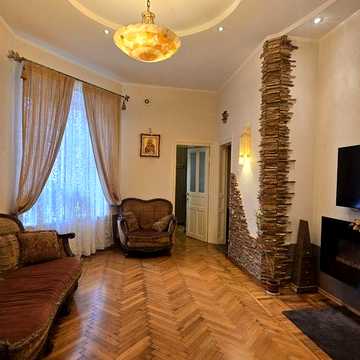 Центр В продаже 5 комнатная квартира с балконом, 2 этаж АГВ Паркоместо