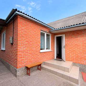 Цегляний будинок біля стадіону