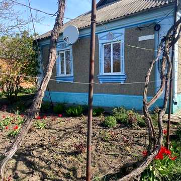 Продам просторий будинок з великою ділянкою та прибудовами