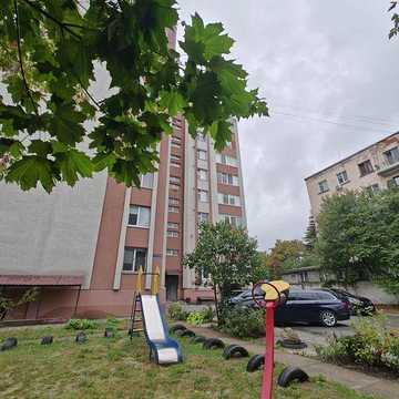 Продаю квартиру. Проспект Злуки. Сира. Під першим поверхом