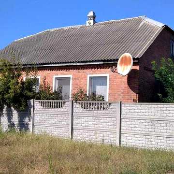 Міцний будинок , стіни ракушняк+цегла, під ремонт.