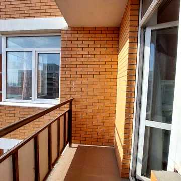 3х комн. квартира 85 м.кв. в ЖК Романовский, 900 у.е. за м.кв. Хорошая цена ! Очень светлая теплая .Частично вид море , город ,двор .Генератор !