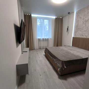 Ціну зменшено!Здам  3 к.кв   83 м.кв  VIP  2/5 п.центр міста (Маяковського)  600  у.о