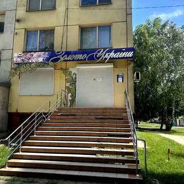 Продається трикімнатна квартира (чеське планування) з автономним газовим опаленням.