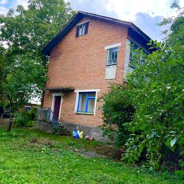 Продам 2-поверховий цегляний будинок у центрі Топорищ Житомирська обл