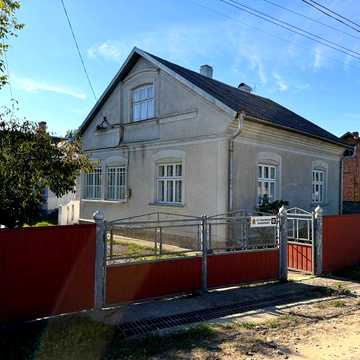 Будинок 70 м² + гостьовий будинок 36 м², літня кухня, гараж, ділянка 10 соток, Чернівці