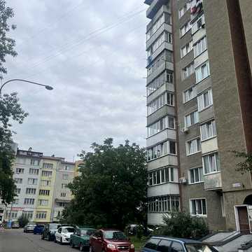 Покращеного планування, в гарному жилому стані,все залишається  гарний район.