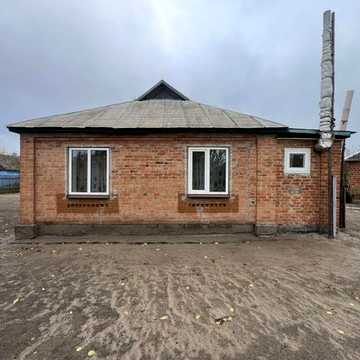 Головач. Мальовниче передмістя Полтави будинок на березі річки, поруч сосновий